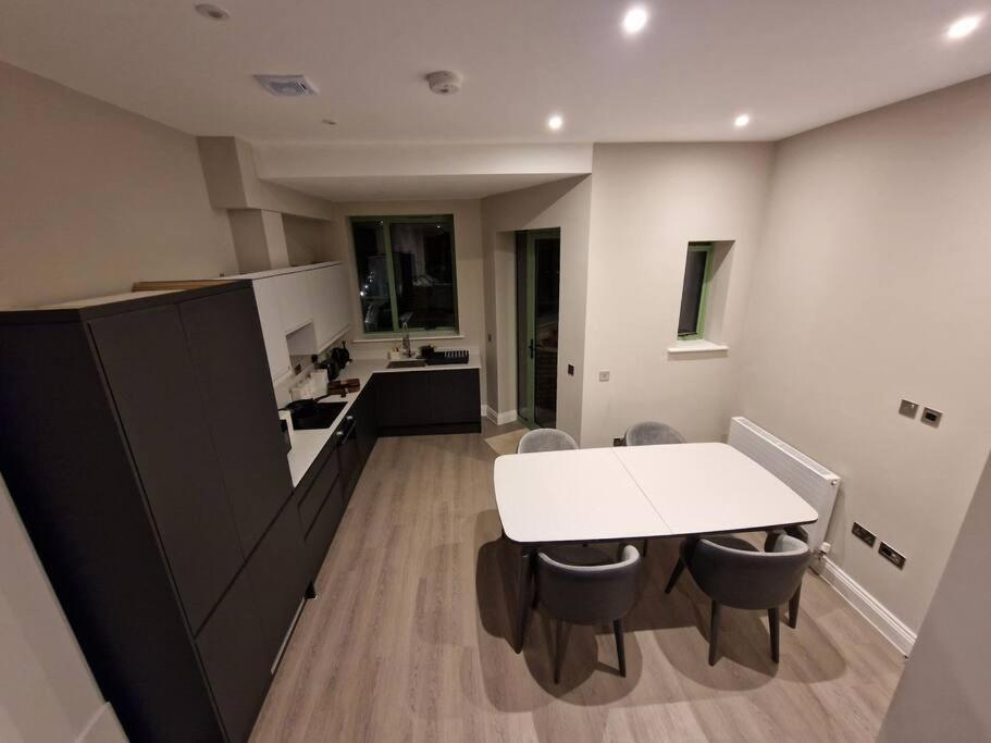 Stunning Newbuilt 3 Bed House Sleeps 9 Villa Edmonton Dış mekan fotoğraf